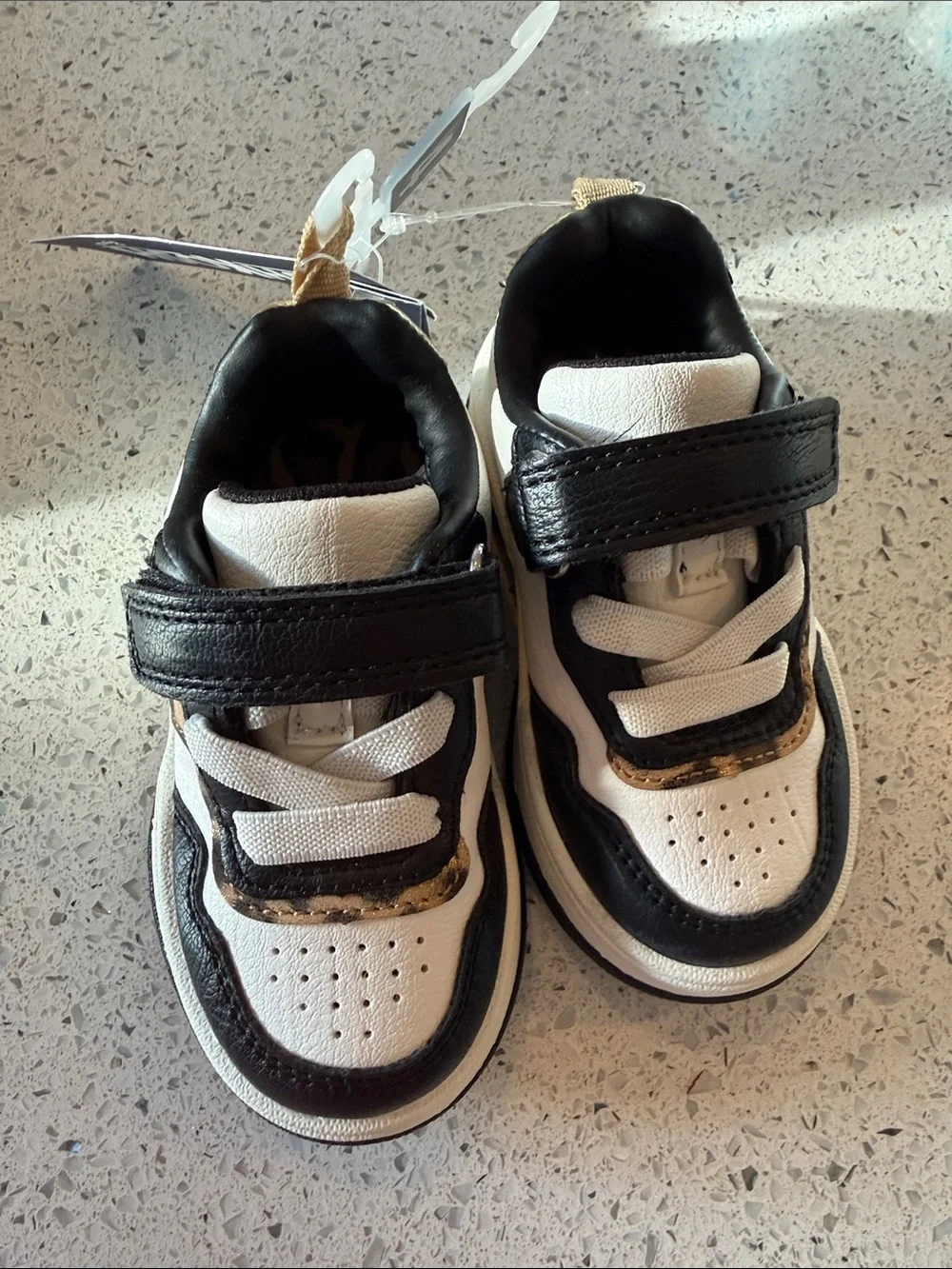 NWT Carters Black, White & Gold Kids Baby/Toddler Sneaker size 4🖤🤍🤎